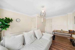 Apartment room in Teasel crescent 4 bed Townhouse- Free parking