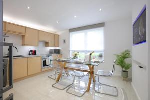 Spacious 4BR City Centre Apartment w Free Parking