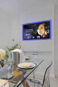 Spacious 4BR City Centre Apartment w Free Parking