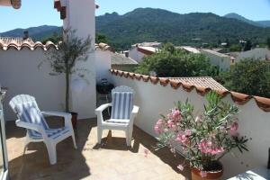 Maisons de vacances Charming village-house close to sea at the foot of the Pyrenees : Maison 5 Chambres