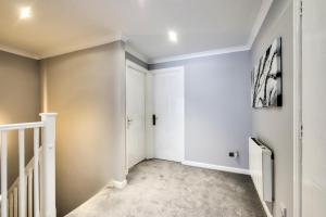 Spacious 4BR City Centre Apartment w Free Parking