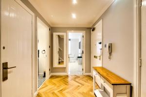 Spacious 4BR City Centre Apartment w Free Parking