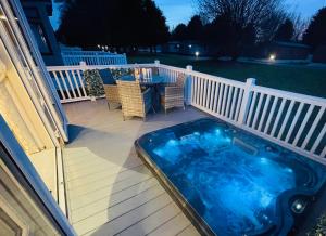 The Braunston Lodge with Hot Tub