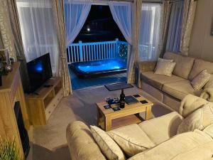 The Braunston Lodge with Hot Tub