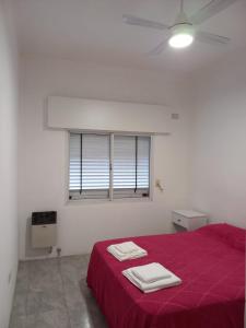 Casa con parque, parrilla y garage para vehículo.