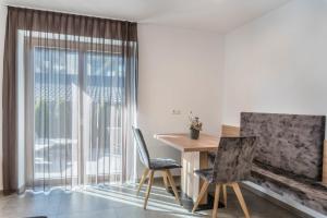 Aster Moments Apt Max