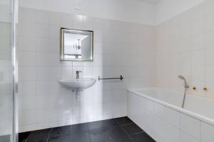 Long Term Rental - Beautiful Apt City center Free Parking