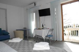 Studio apartment in Dugi Rat with sea view, balcony, air conditioning, WiFi 5132-3