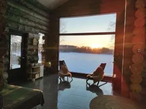 Upea kelohirsihuvila rannalla, myös poreamme! - 库奥皮奥