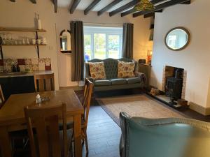 2 Bed Village Cottage With Free Parking For Work Stays & Holiday Breaks