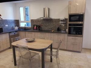 Appartements CHEZ PERLE a LEVIE, logement entier de type T4 : Appartement 3 Chambres