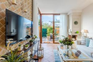 Corallina, 2 Bedrooms Villa with Garden and Private Jacuzzi