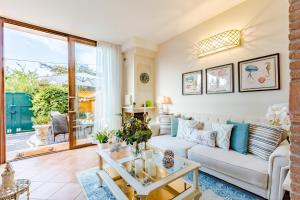 Corallina, 2 Bedrooms Villa with Garden and Private Jacuzzi