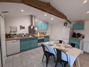 Maison charentaise avec piscine chauffée, jardin privé et proche commerces, idéale pour couples - FR-1-653-228