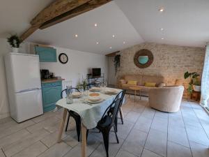 Maisons de vacances Gite Aunac-sur-Charente, 2 pieces, 2 personnes - FR-1-653-228 : photos des chambres