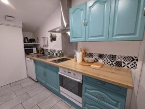 Maison charentaise avec piscine chauffée, jardin privé et proche commerces, idéale pour couples - FR-1-653-228