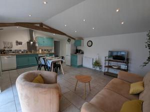 Maison charentaise avec piscine chauffée, jardin privé et proche commerces, idéale pour couples - FR-1-653-228
