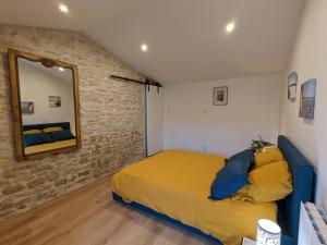 Maisons de vacances Gite Aunac-sur-Charente, 2 pieces, 2 personnes - FR-1-653-228 : photos des chambres