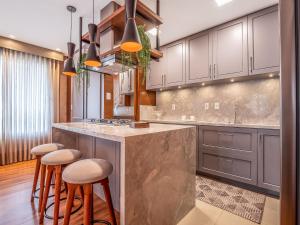 Flores da Montanha 102B - Apto LUXO na Av Borges de Medeiros - 600m da Rua Coberta Gramado