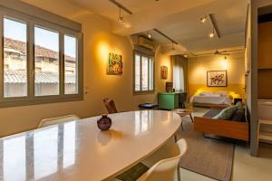 Artistic Spacious Studio Apartment next to metro Monastiraki