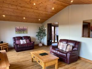 Skylark Lodge with Hot Tub