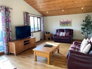 Skylark Lodge with Hot Tub