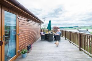 Skylark Lodge with Hot Tub