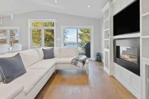 Impressive Modern Waterfront Home on Georgian Bay - Мідленд