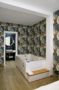 Suite with Hot Tub