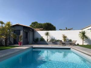 B&B / Chambres d'hotes Maison M, chambre privee acces jardin piscine et jacuzzi pres de La Rochelle : photos des chambres