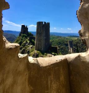 Appartements Lastours 4 Chateaux amazing Cathar landmark CABARET Private luxury 4 Star air conditioned Terrasse with views : photos des chambres