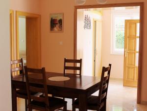 Two-Bedroom Apartment with Terrace (6 Adults)-Roosewelt Street room in Apartments Beautiful Sandy Beach
