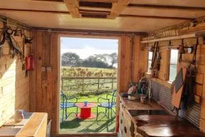 Betty Bedford Horsebox Glamping - 阿博伦