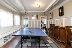 5 Bedroom 3200 Square Foot House for Downtown Travelers - Beech Grove