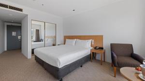 Standard Queen Room room in Holiday Inn Potts Point - Sydney