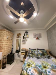 Colorfull Experience in Hause built 1910 Fast free WiFi Free Parking