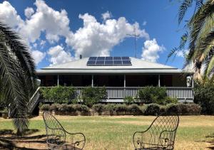 Maranda Country Estate 5 Bedrooms with Pool, Spa & EV