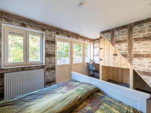 Forestside Escape near Lake