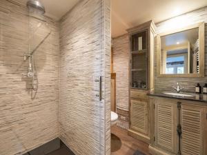 Forestside Escape near Lake