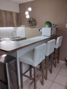 Appartement met zeezicht, zwembad & garage