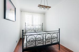 Bukowińska 12 Prywatne mieszkanie 80m2 z dwiema sypialniami i balkonem 2x bezpłatne miejsca parkingowe Samodzielne Zameldowanie! Private Garage! Self Check-in System!