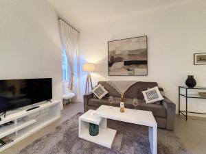 Nestor&Jeeves - LES CYPRES - central - very close sea