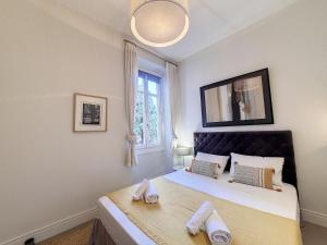 Nestor&Jeeves - LES CYPRES - central - very close sea