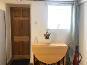 Comfortable Home away from Home, Self Catering Flat, town centre, free parking