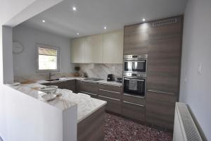 VillaVita Modern 3BR,Garden & BBQ, Walk to Beach