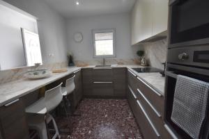 VillaVita Modern 3BR,Garden & BBQ, Walk to Beach