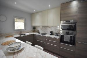VillaVita Modern 3BR,Garden & BBQ, Walk to Beach