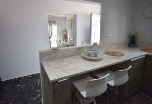 VillaVita Modern 3BR,Garden & BBQ, Walk to Beach