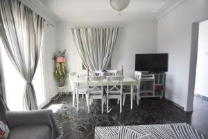 VillaVita Modern 3BR,Garden & BBQ, Walk to Beach