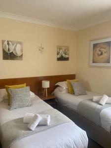 Standard Twin Room room in The Dickens Bar & Inn